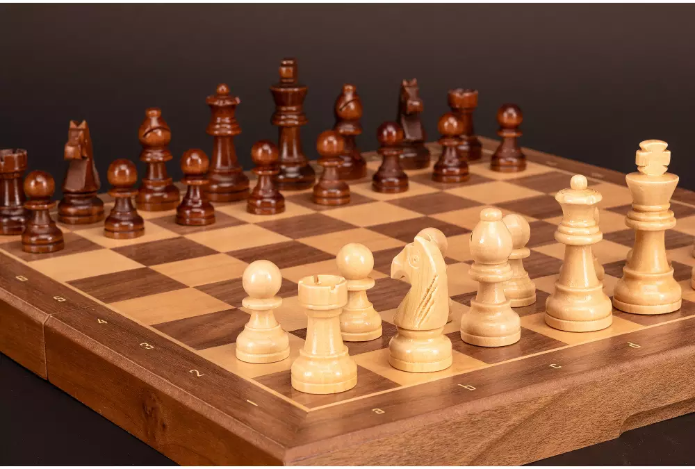 Szachy magnetyczne-orzechowe (33x33cm)